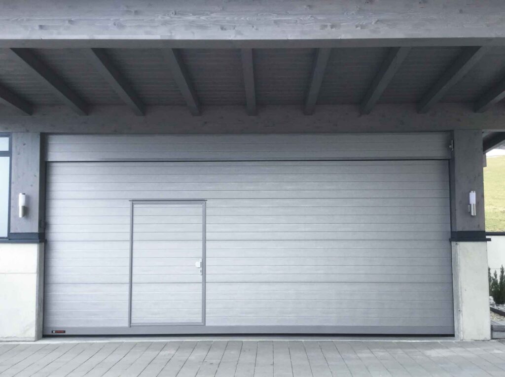 Garagen Sektionaltor mit integrierter Eingangstür