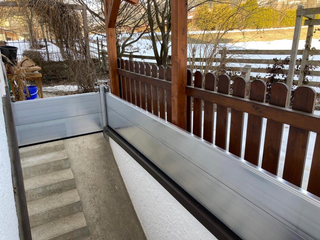 Hochwasserbarriere mit Dammbalkensystem aus Aluminium