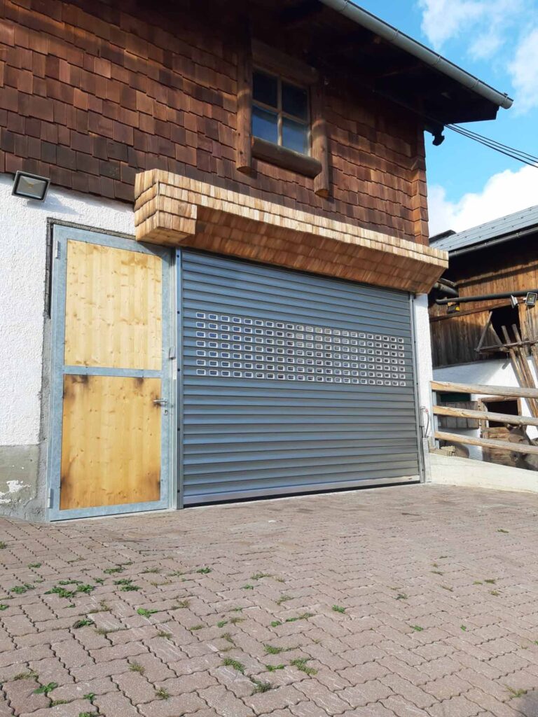 Industrietor für den Stall in der Landwirtschaft im Salzburger Pongau