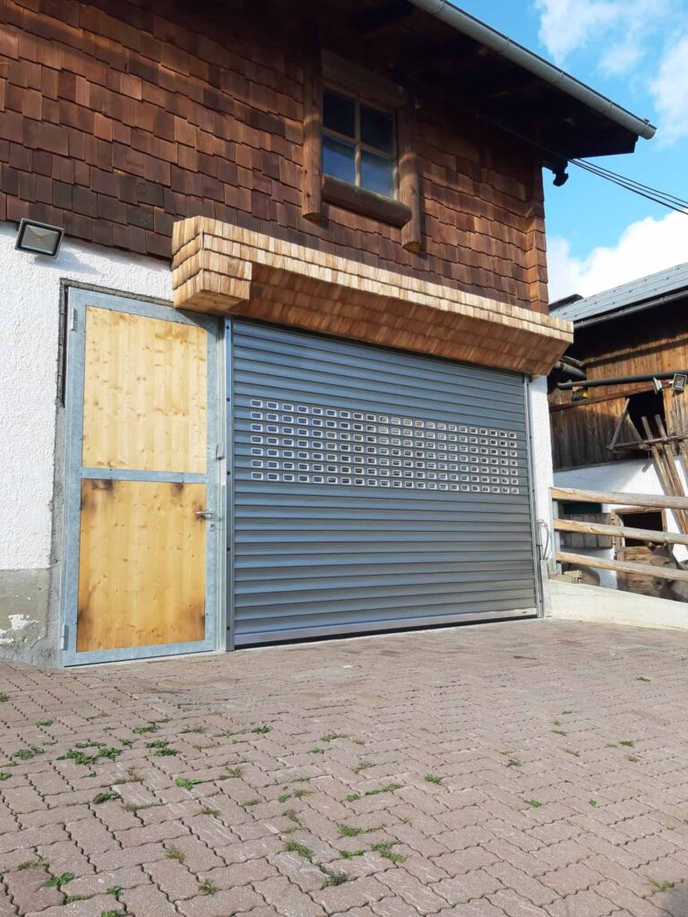 Industrietor für den Stall in der Landwirtschaft im Salzburger Pongau