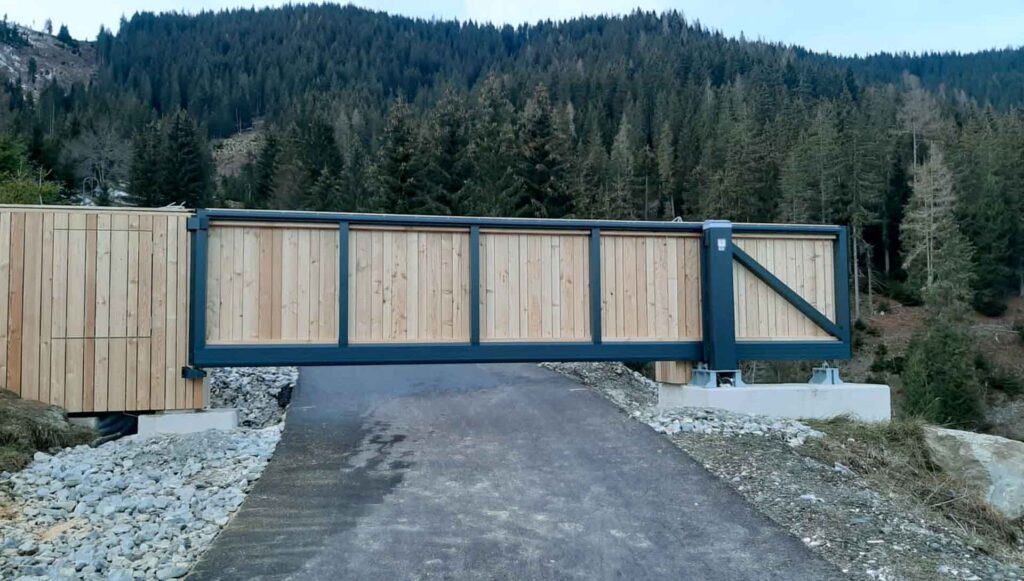 Schiebetor mit Holzbeplankung für eine Einfahrt im Salzburger Pongau